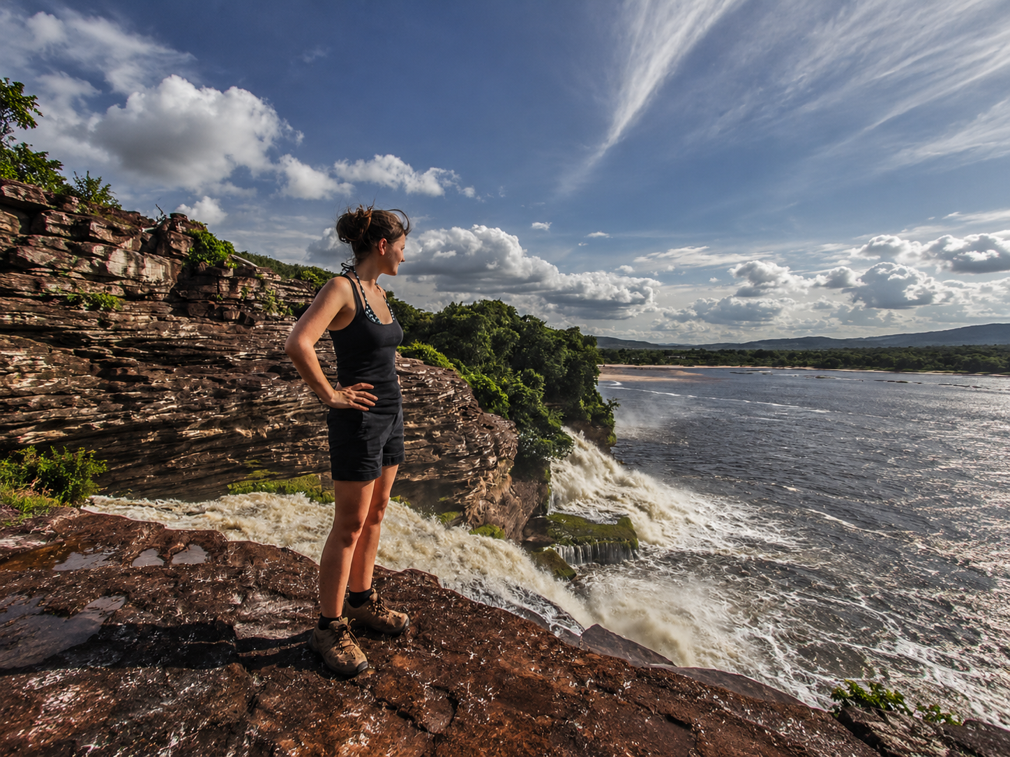Una viajera contempla el río junto a los saltos de Canaima.
