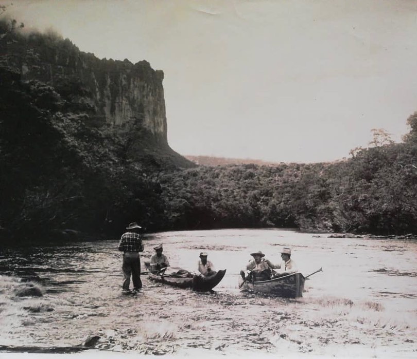 Exploradores con dos embarcaciones en un río de Canaima, al pie de un tepuy.