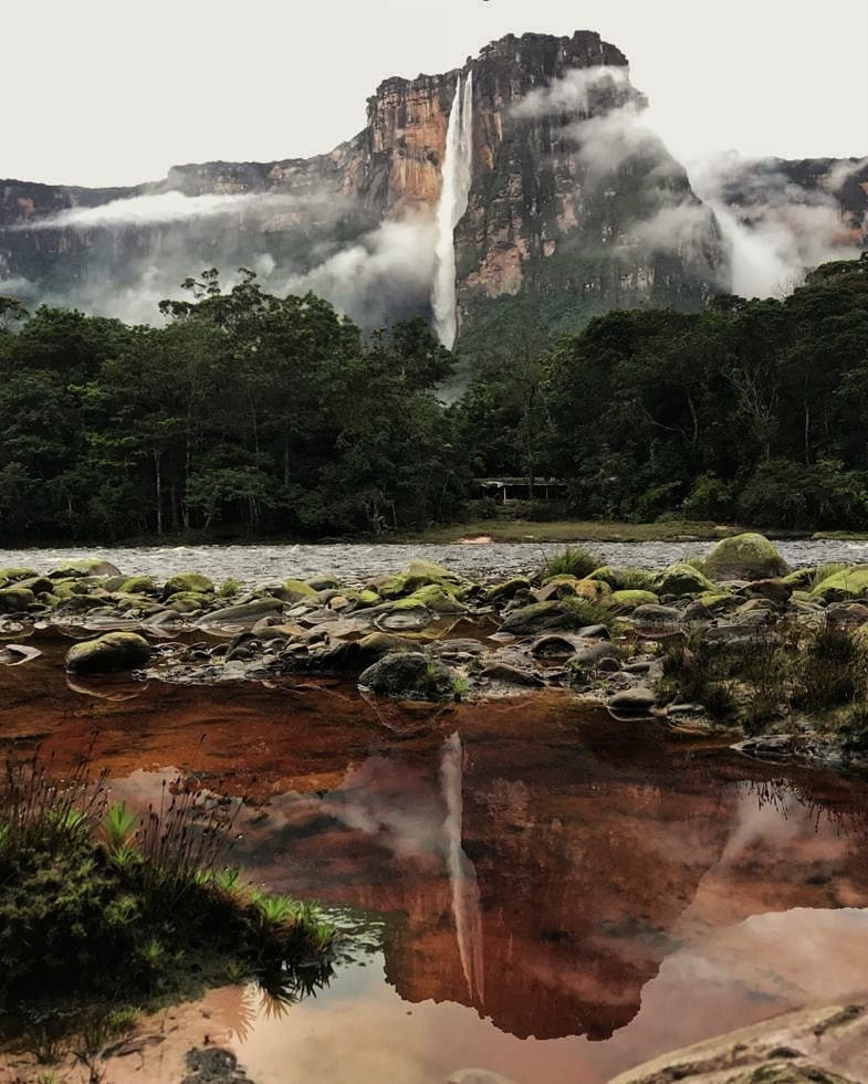 Salto Ángel y su reflejo, vistos desde el puerto de embarque de Ucaima II.